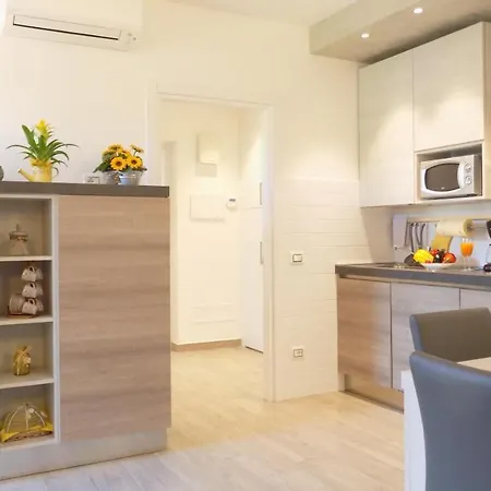 Millyholidays - Sunflower - Center - Nearby - Private Garden - Pool 公寓 巴多利诺