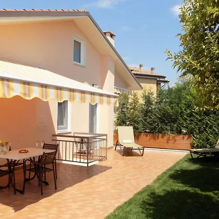 Apartmán Millyholidays - Sunflower - Center - Nearby - Private Garden - Pool
