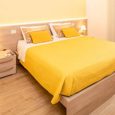 Apartmán Millyholidays - Sunflower - Center - Nearby - Private Garden - Pool