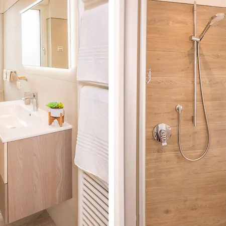 Millyholidays - Sunflower - Center - Nearby - Private Garden - Pool Apartmán *