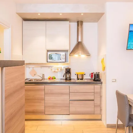 Millyholidays - Sunflower - Center - Nearby - Private Garden - Pool Apartmán