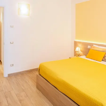 Millyholidays - Sunflower - Center - Nearby - Private Garden - Pool Apartmán *