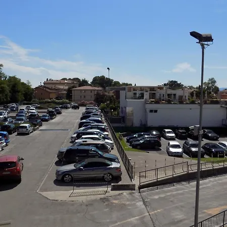 Apartmán Millyholidays - Sunflower - Center - Nearby - Private Garden - Pool